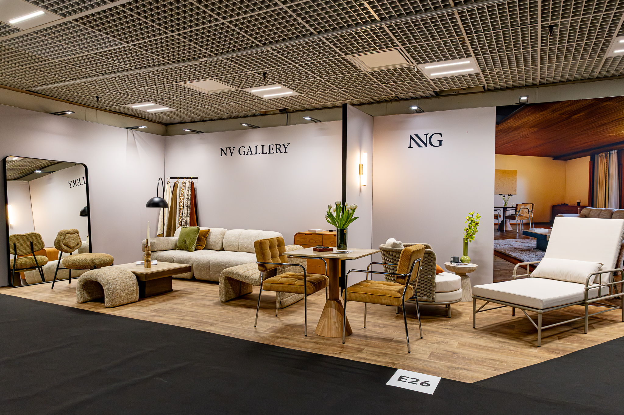 Bare stand - show photo